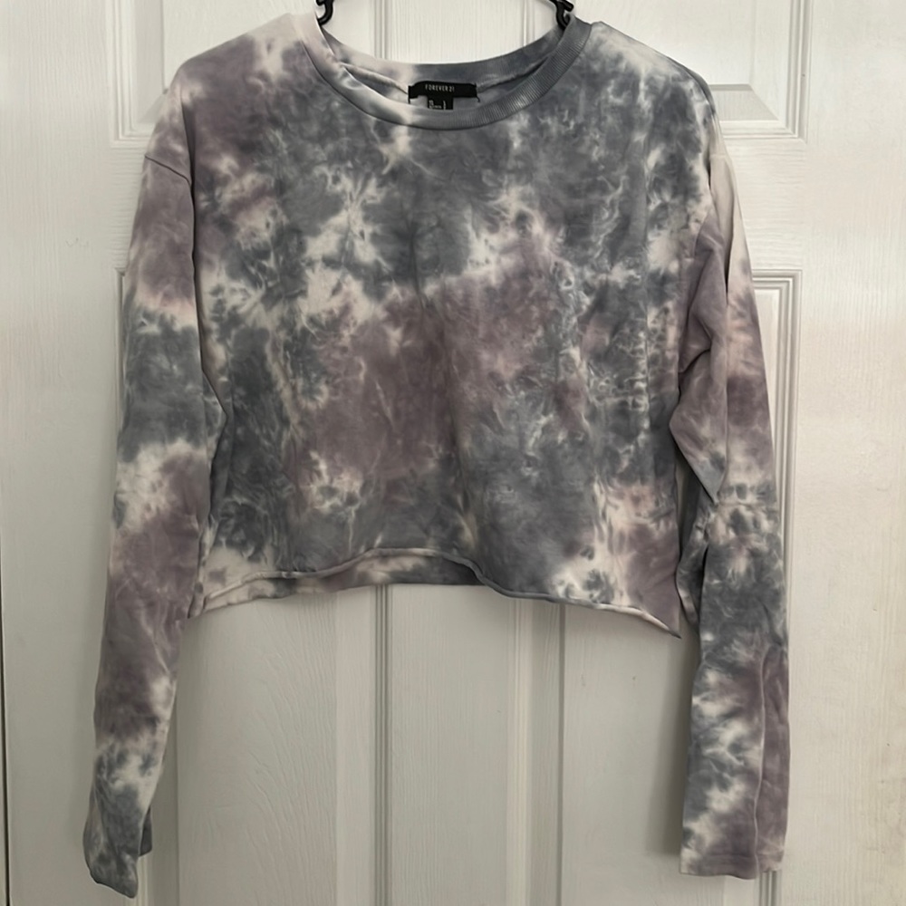 Tye dye purple, white, and gray crop top.